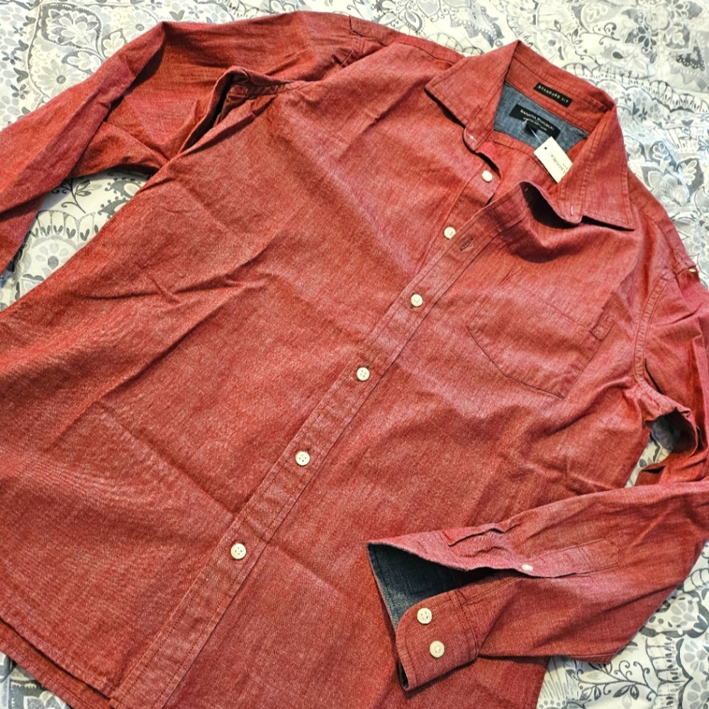 NWT Banana Republic Button Down Shirt Red in size medium